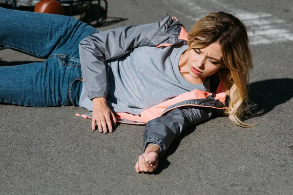 Jeune femme fauchée en voiture sur la route, concept d'accident de voiture — Photo de stock