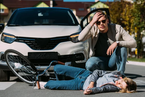 Jovem mulher cortada pelo motorista no carro na estrada, conceito de acidente de carro — Fotografia de Stock