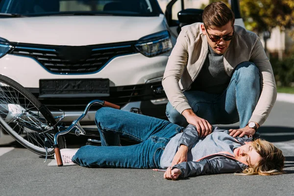 Jovem mulher cortada pelo motorista no carro na estrada, conceito de acidente de carro — Fotografia de Stock