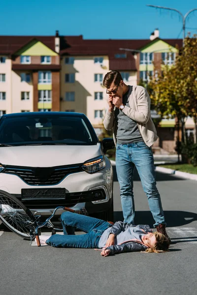 Jeune femme fauchée par le conducteur dans la voiture sur la route, concept d'accident de voiture — Photo de stock