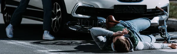 Corte tiro de mulher correndo para ciclista ferido em acidente de carro — Fotografia de Stock