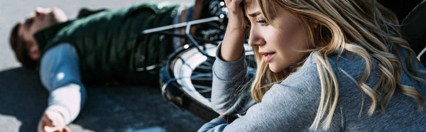 Scared young woman crying near car after traffic collision with cyclist — Stock Photo