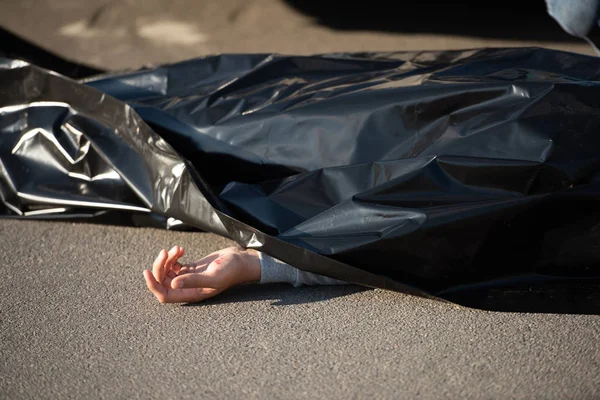 Vista de perto do cadáver na estrada após colisão de trânsito — Fotografia de Stock