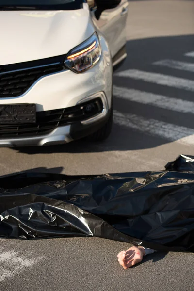 Vue grand angle du cadavre et de la voiture sur la route après une collision routière — Photo de stock