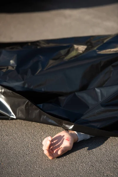 Vue rapprochée du cadavre sur la route après un accident de la circulation — Photo de stock