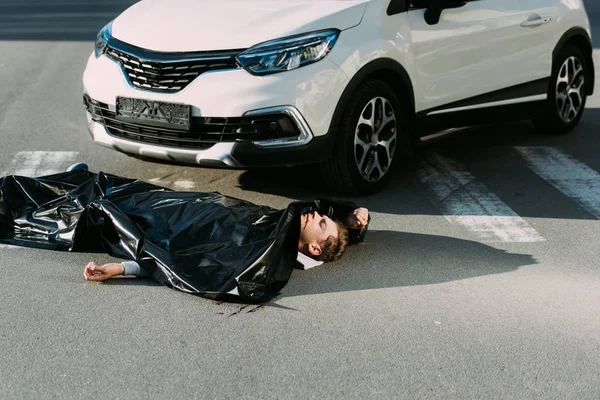 Visão de alto ângulo do corpo morto e do carro na estrada após a colisão de tráfego — Fotografia de Stock