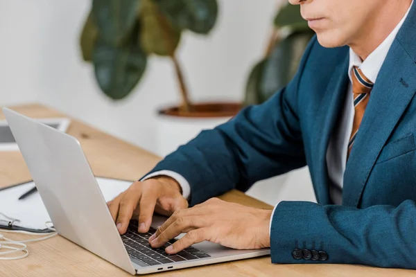 Дорослий бізнесмен використовує ноутбук в офісі — стокове фото