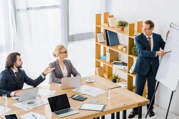 Les travailleurs de l'assurance discutent lors d'une réunion au bureau — Photo de stock