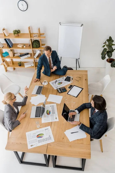 Lavoratori del settore assicurativo che parlano alla riunione di ufficio — Foto stock