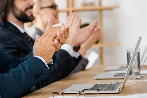 Uomini d'affari felici battendo le mani all'atto di riunione in ufficio — Foto stock