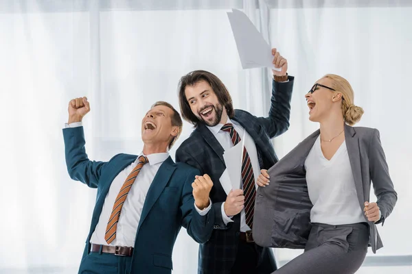 Trabalhadores de escritório felizes regozijando-se muito no escritório — Fotografia de Stock