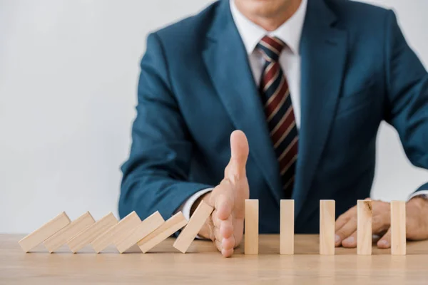 Gros plan de l'homme d'affaires avec des blocs jeu de bois dans le bureau, concept d'assurance — Photo de stock