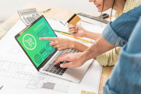 Schnappschuss von Paar mit Kreditkarte mit Laptop mit Shopping-Website — Stockfoto