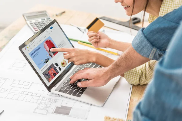 Tiro recortado de casal com cartão de crédito usando laptop com site ebay — Fotografia de Stock