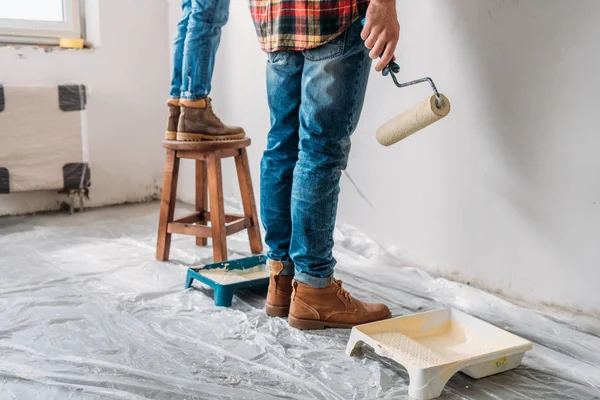 Schnappschuss von jungem Paar, das Wand in neuer Wohnung bemalt — Stockfoto