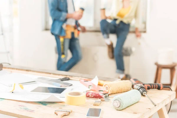 Vista de perto de ferramentas e dispositivos digitais na mesa — Fotografia de Stock