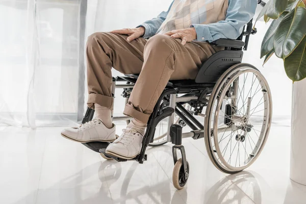 Primer plano del hombre mayor sentado en silla de ruedas en un asilo de ancianos - foto de stock