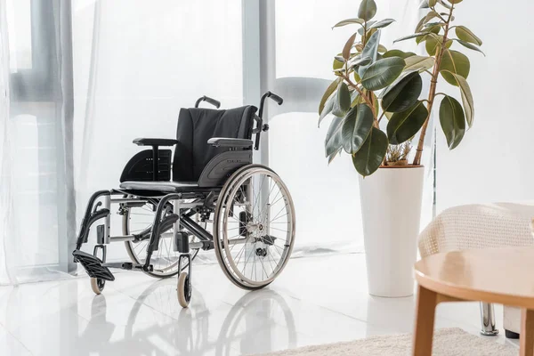 Silla de ruedas vacía en el hogar de ancianos - foto de stock