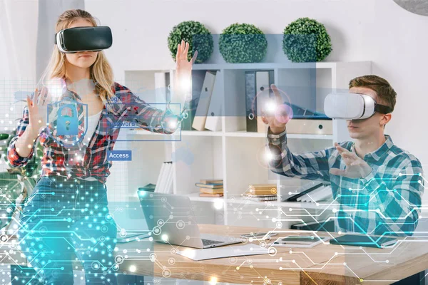 Jeunes gens d'affaires dans les casques de réalité virtuelle gestuelle sur le lieu de travail au bureau, concept de cybersécurité — Photo de stock