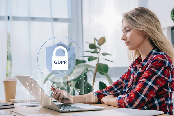 Vue latérale de la femme d'affaires en utilisant un smartphone sur le lieu de travail au bureau, concept de cybersécurité gdpr — Photo de stock