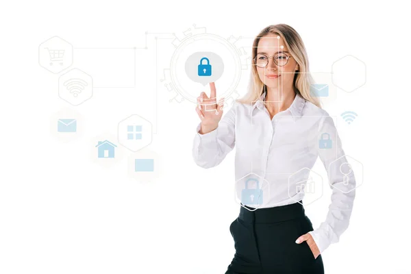 Portrait d'une femme d'affaires souriante en tenue de cérémonie pointant du doigt un panneau de cybersécurité isolé sur blanc — Photo de stock