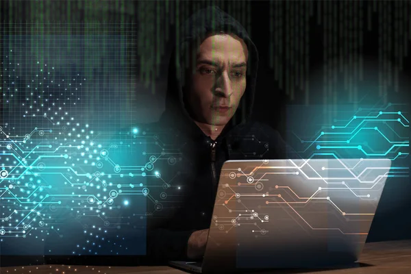 Retrato de hacker com capuz preto usando laptop, conceito de segurança cuber — Fotografia de Stock