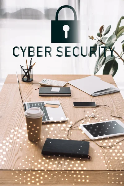 Nahaufnahme von Cyber-Sicherheitsschild, Arbeitsplatz mit Laptop, Coffee to go und Notebook — Stockfoto