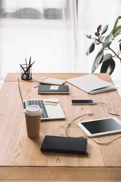 Nahaufnahme des Arbeitsplatzes mit Laptop, Coffee to go und Notebook — Stockfoto