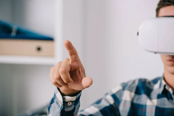 Homem em realidade virtual fone de ouvido gesticulando no quarto — Fotografia de Stock