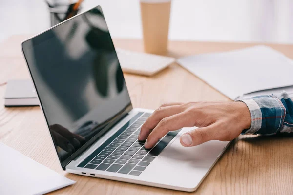 Recortado disparo de hombre de negocios mecanografía en el ordenador portátil, mientras que la participación en webinar - foto de stock