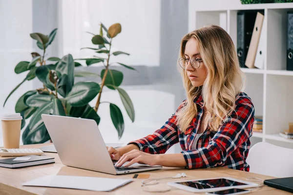 Fokussierte Geschäftsfrau benutzt Laptop während sie an Webinar teilnimmt — Stockfoto