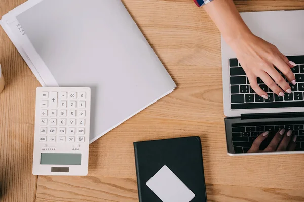 Cropped shot of businesswoman using laptop while taking part in webinar — Stock Photo