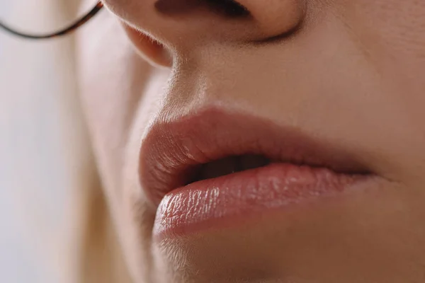 Частичный взгляд на женские губы — стоковое фото