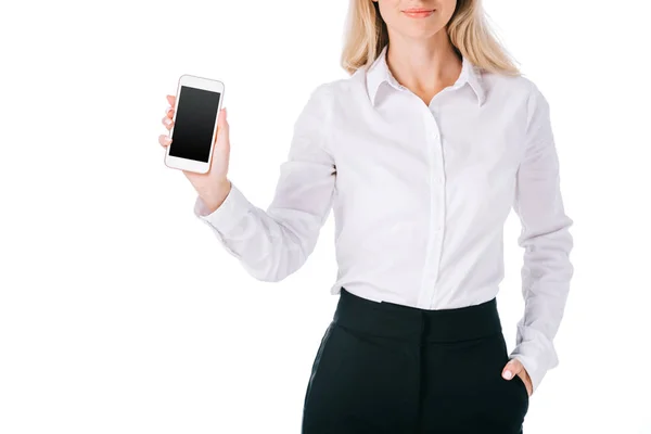 Abgeschnittene Aufnahme einer Geschäftsfrau, die Smartphone mit leerem Bildschirm zeigt — Stockfoto