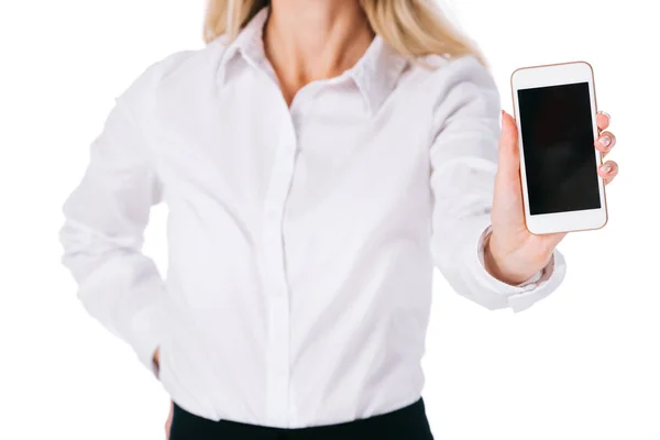 Teilansicht der Geschäftsfrau zeigt Smartphone mit leerem Bildschirm isoliert auf Weiß — Stockfoto