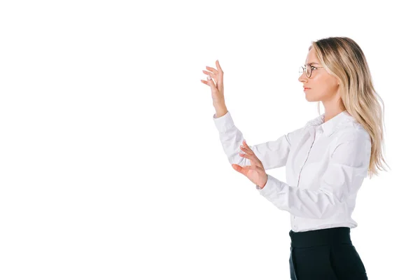 Vista lateral de mujer de negocios en gafas gestos aislados en blanco - foto de stock