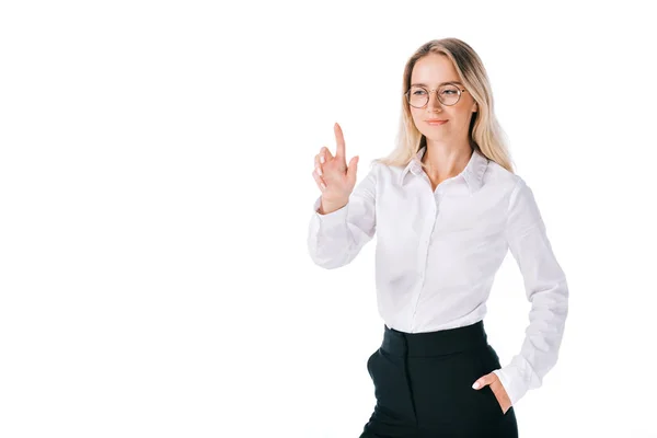 Ritratto di donna d'affari sorridente in abito formale gesticolando isolato su bianco — Foto stock