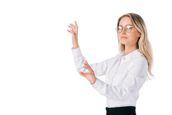 Vista lateral de mujer de negocios en gafas gestos aislados en blanco - foto de stock