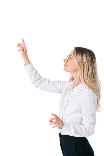 Vista lateral de empresária em óculos gesticulando isolado em branco — Fotografia de Stock