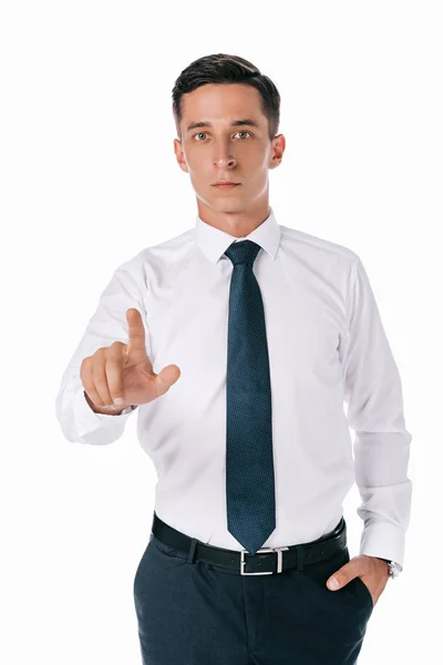 Портрет концентрированного бизнесмена, жестикулирующего изолированно на белом — стоковое фото