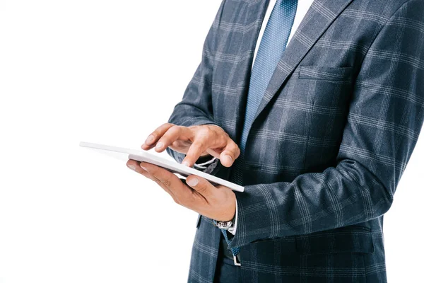 Vista parcial del hombre de negocios en traje usando tableta aislada en blanco - foto de stock