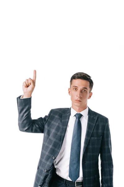Retrato de hombre de negocios en traje apuntando hacia arriba aislado en blanco - foto de stock