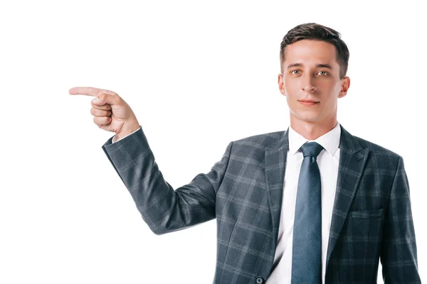 Retrato de hombre de negocios en traje apuntando a distancia aislado en blanco - foto de stock