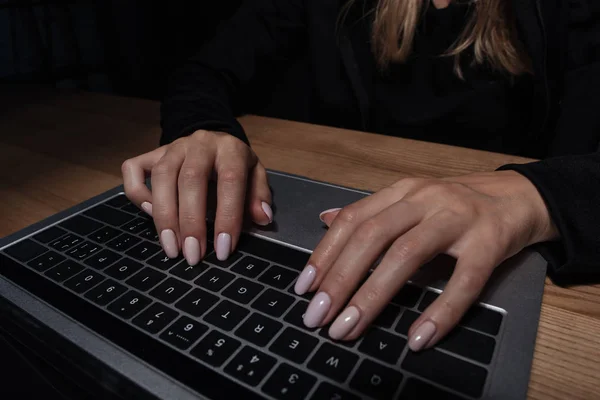 Частковий вигляд хакера з використанням цифрового ноутбука на дерев'яній стільниці — стокове фото