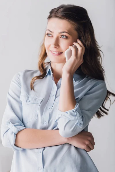 Retrato de cerca de la mujer adulta sonriente hablando por teléfono y mirando hacia otro lado - foto de stock