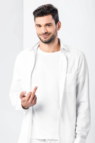 Erwachsene schöner Mann zeigt Mittelfinger auf weißem Hintergrund — Stockfoto