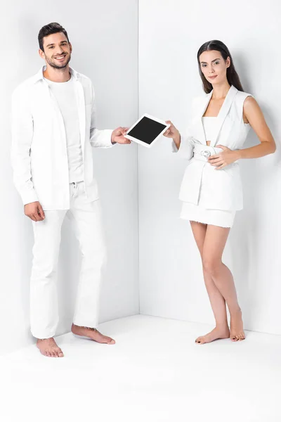 Щаслива пара в цілому білий тримає цифровий планшет — стокове фото