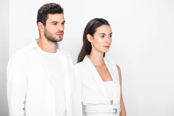 Adulto elegante pareja en total blanco posando juntos - foto de stock