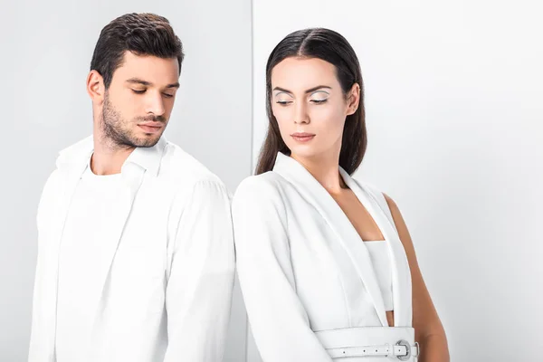 Adulto elegante casal em total branco de pé perto uns dos outros — Fotografia de Stock