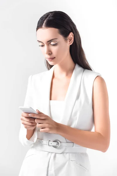 Mujer hermosa adulto usando teléfono inteligente aislado en blanco - foto de stock